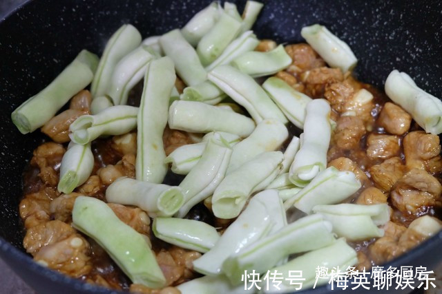 电饭锅只蒸白米饭太浪费,4种食材和大米同煮,有肉有菜香喷喷