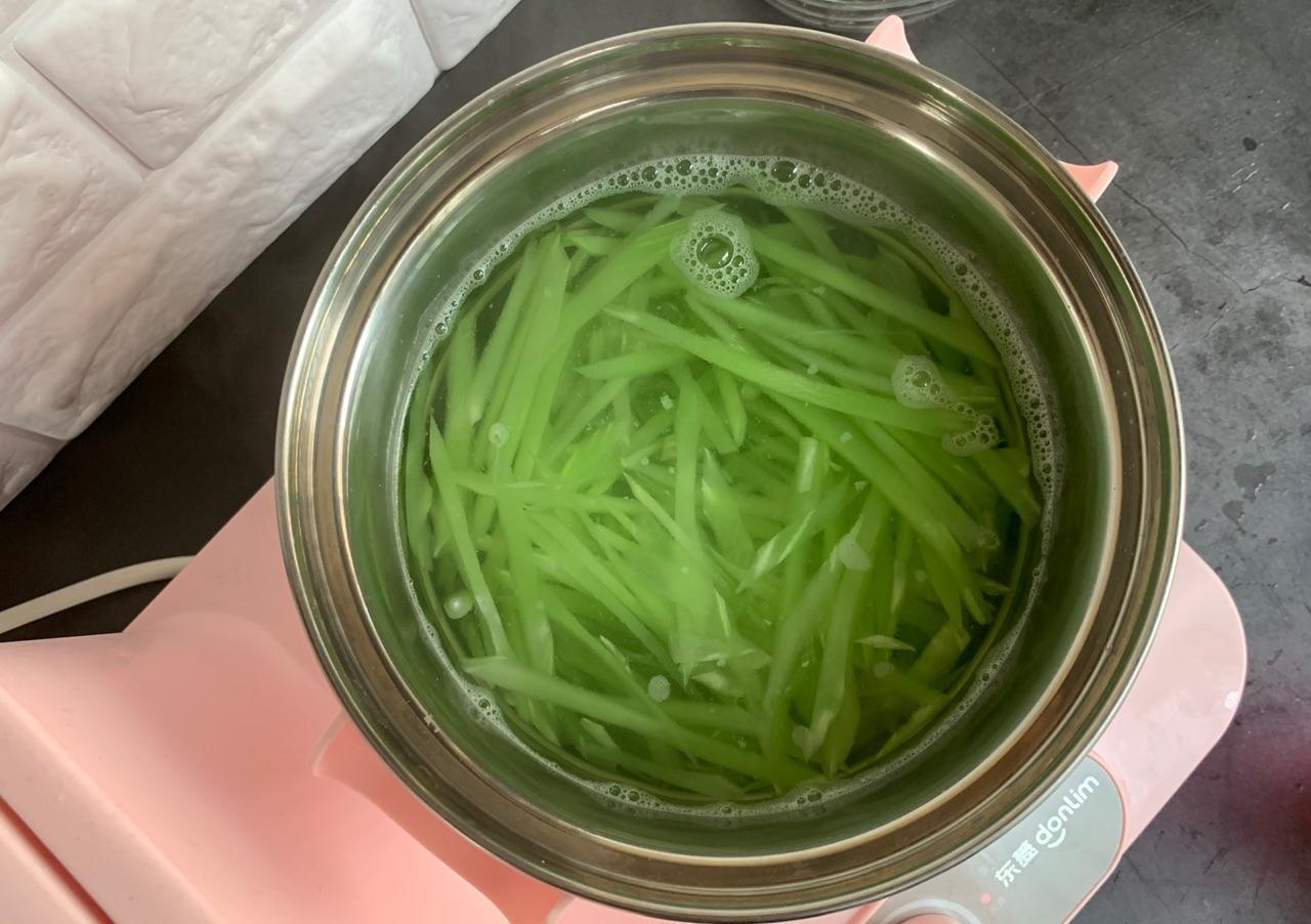q弹|木耳口感Q滑，搭配清脆爽口的莴笋，好吃又美味
