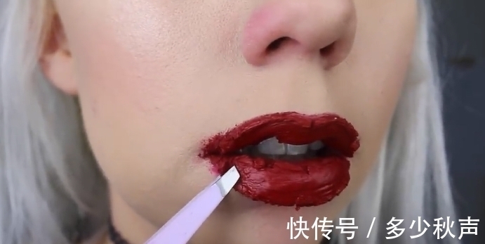 爱美之心 国外美女挑战涂200层口红,用镊子撕掉的瞬间,强迫症表示很舒服