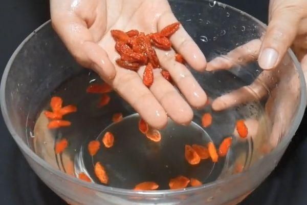 回家|枸杞买回家不要直接吃,干货店老板教我一招,枸杞吃的干净又卫生