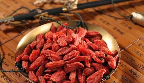 枸杞早上吃和晚上吃哪个好?每天吃多少粒最佳