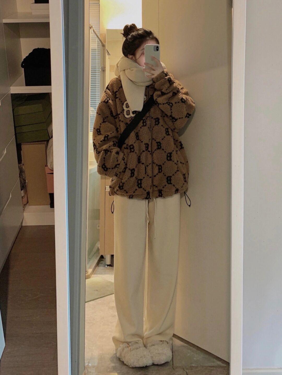 豹纹 秋天不要只会穿风衣了,今年流行“羊羔毛外套”,保暖舒适还温柔