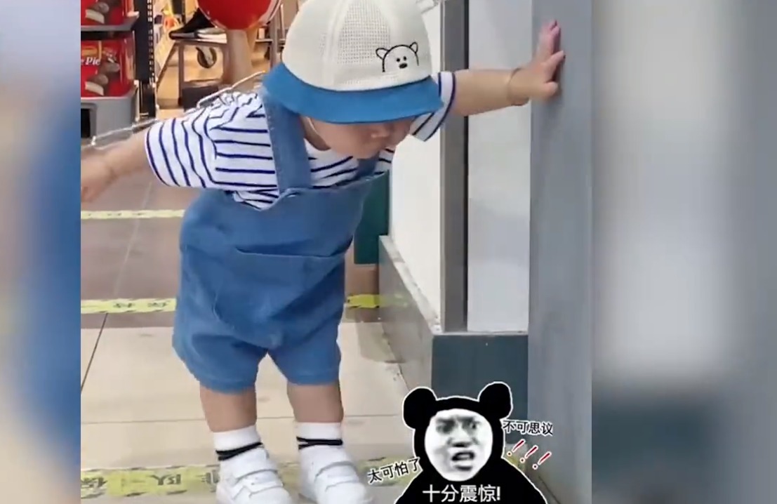 爸爸|超市遇路障爸爸轻松跨过,1岁宝宝被拦表情扭曲,几秒后开心大笑