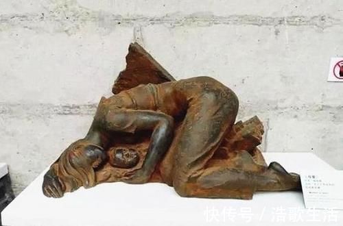 为人父母|妈妈街上推车遛娃,偶遇大雨无处可躲,最美姿势给娃搭起“晴天”