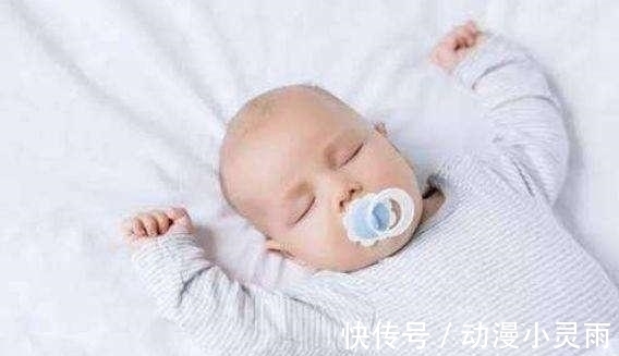 新生儿|为什么宝宝喜欢“投降式”睡姿？看完后可别把宝宝胳膊拿下来了