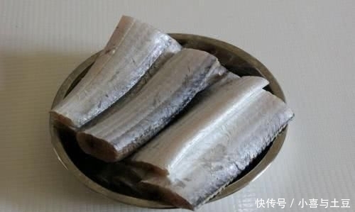 带鱼别再红烧了!只需加入一个“它”,不油炸也不用蒸,孩子爱吃