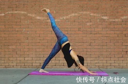 手臂|8个经典瑜伽体式，以拉伸塑形为主，帮你打造完美身材曲线