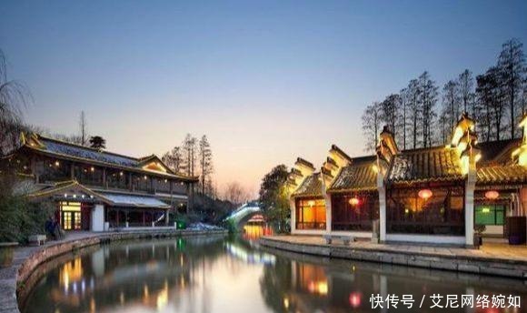 小知县难遇伯乐,便写了两句诗,向范仲淹自荐,却引得千古传诵