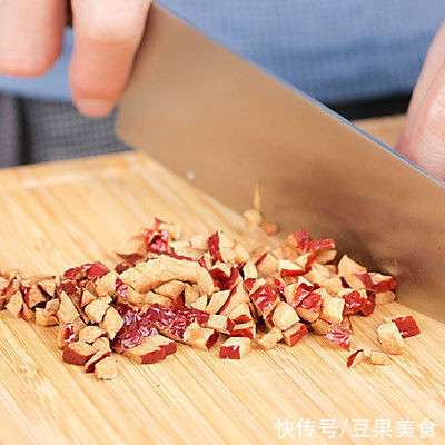 核桃红枣蒸蛋糕这么做,健康还营养,好妈妈要收藏