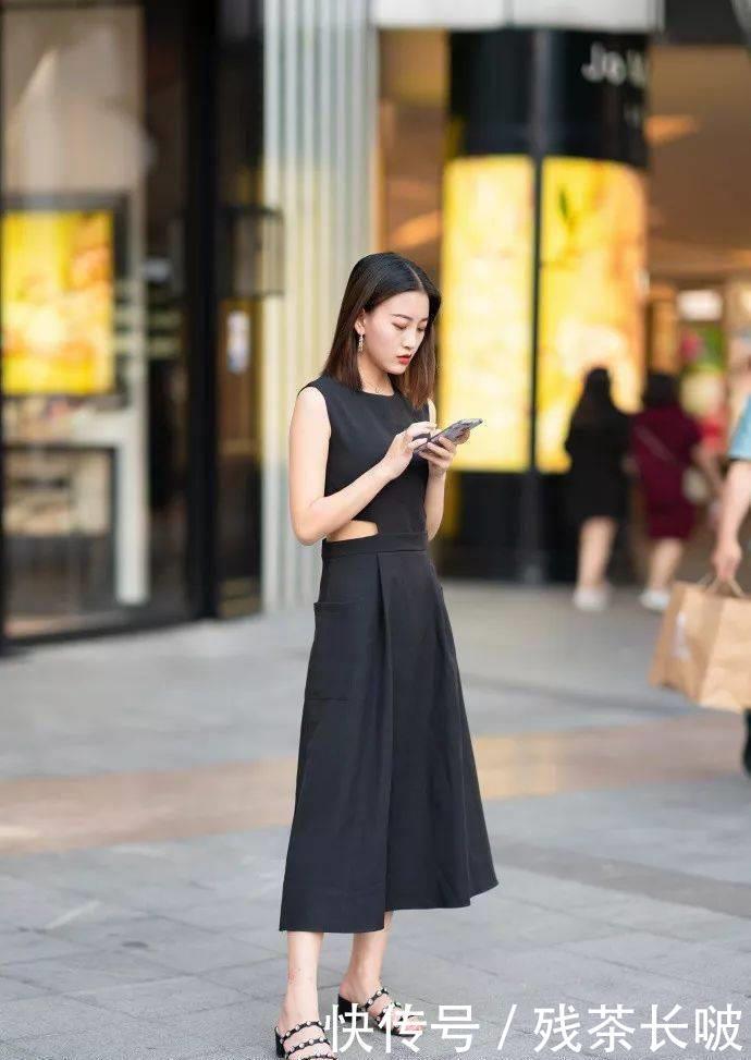 小姐姐脚上搭配上一双尖头的高跟鞋，绸缎的面料，高贵有气质