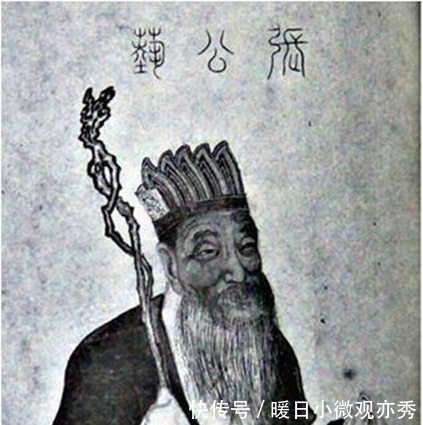 皇帝给族长出难题,赐2个梨让家族900人分吃,族长靠一招轻松化解