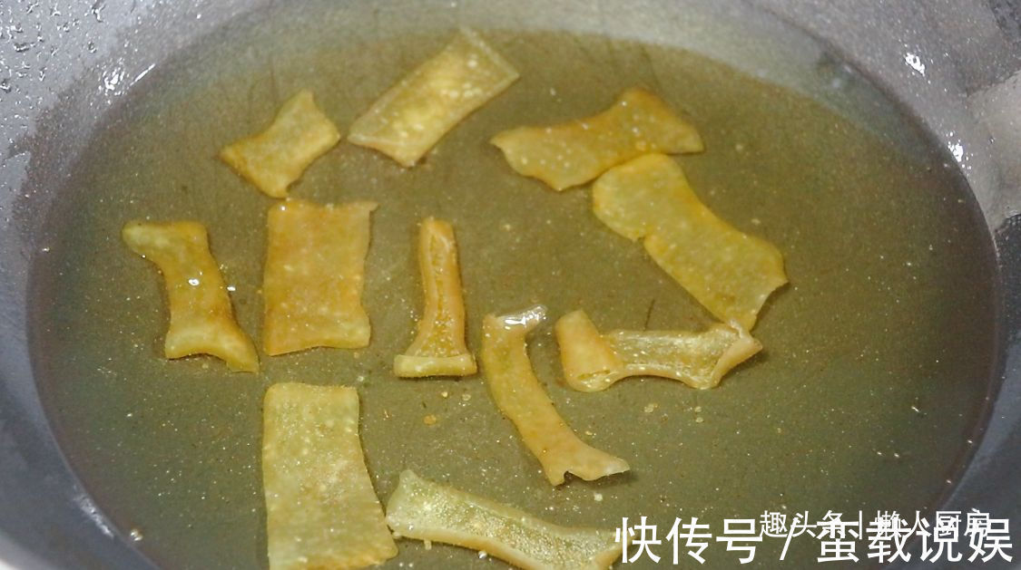 收入|掌握好这些技巧，炸出来的猪皮蓬松，有人凭借着炸猪皮年收入百万