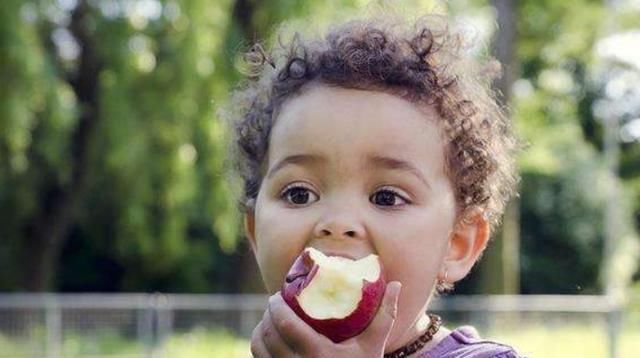 肠胃疾病|2岁宝宝突然“尿血”,妈妈哭着去医院,医生:这东西别给孩子吃