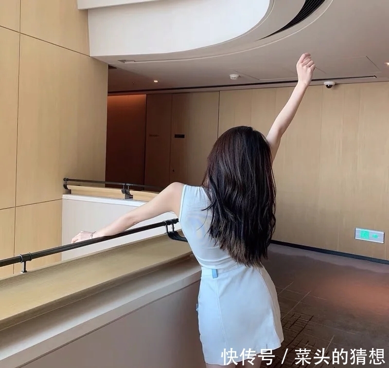 青春靓丽的小姐姐,穿搭浅色背心配A字裙,显瘦时髦又可爱