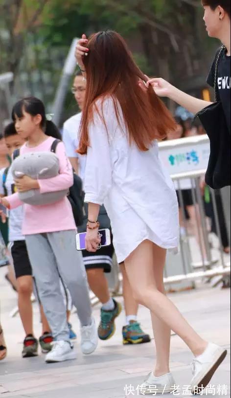 丰腴 街拍:被男友扯着头发走的丰腴大白腿性感美女