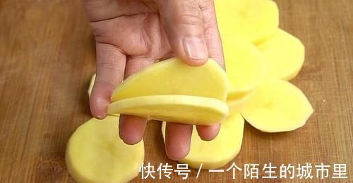好吃|4个土豆1斤肉,教你最好吃的做法,酸甜开胃香而不腻,太好吃了