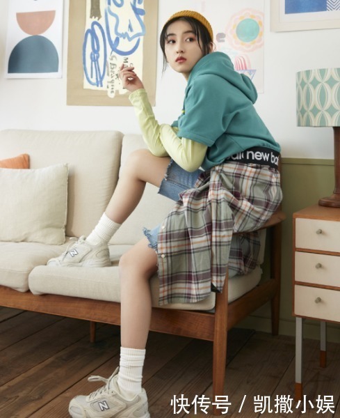 成品|张子枫画画被嘲小学生作品,看清地上5幅成品,美术生都惭愧不已