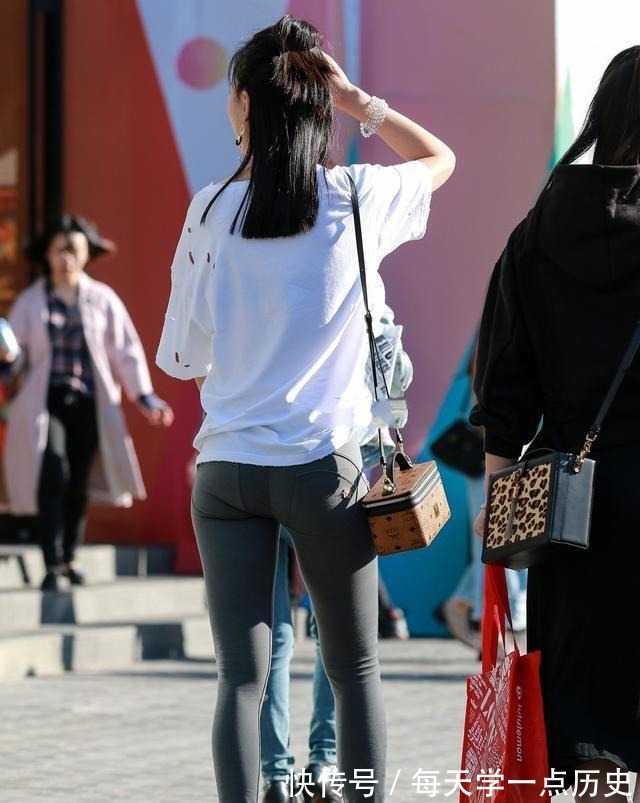 搭配 白色宽松上衣搭配灰色打底裤,设计很简单,面料很柔软!