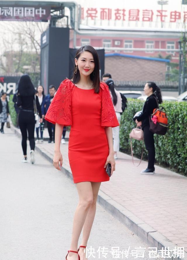 小姐姐|路人街拍淡红色休闲衫搭配黑色牛仔裤,清爽大方