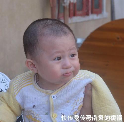 身材比例|宝宝因颈部太长走红,纤细修长惹人羡慕,网友:这么小就有天鹅颈