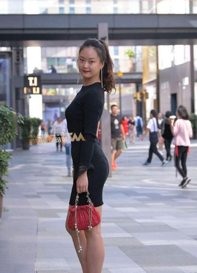 气质|街拍成熟耐看型小姐姐,低腰紧身裙,彰显性感新气质