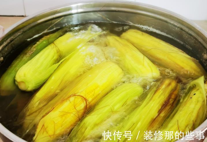 大厨|煮玉米最忌直接用清水，30年大厨教你多放2样，玉米清甜软糯好吃