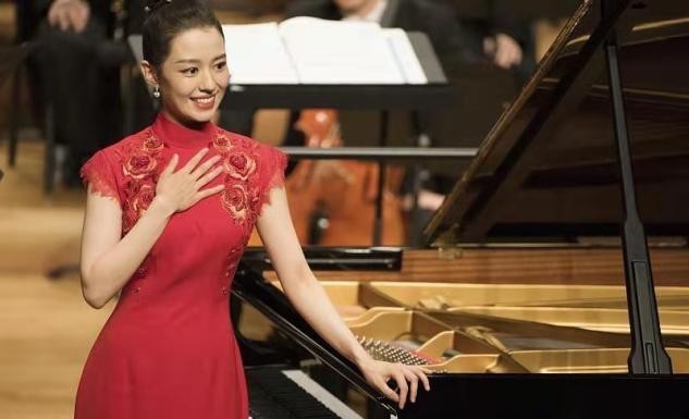 面相|吉娜生娃后变壮实,穿中国红旗袍在婆家捞金,面相和老公越来越像