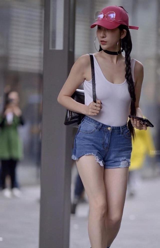 路人街拍,小姐姐身穿一件黑色紧身的小背心,清新洒脱