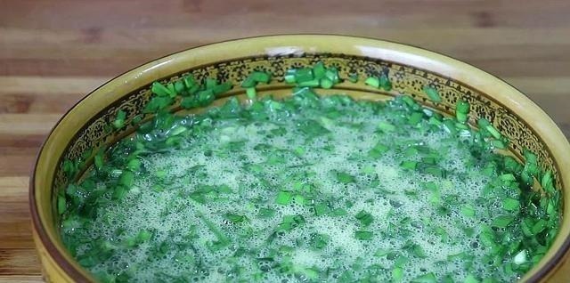 食用油|韭菜别炒着吃,加3个鸡蛋,教你1个新吃法,比吃肉还解馋