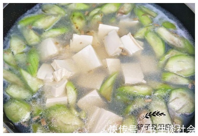 秋天就要多喝汤,丝瓜和这两种食材一起煮,比鸡汤还鲜美