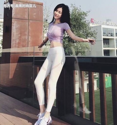 街拍：高腰显瘦的小姐姐，打底裤的穿搭，彰显青春气息！