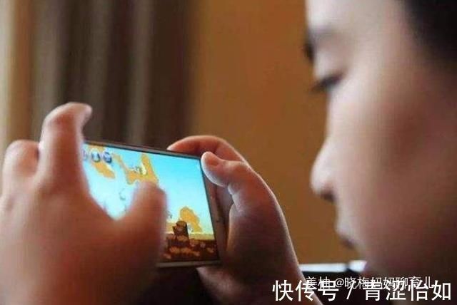 父母|孩子长期沉迷电子产品危害大,小小年纪就近视,父母应该如何引导