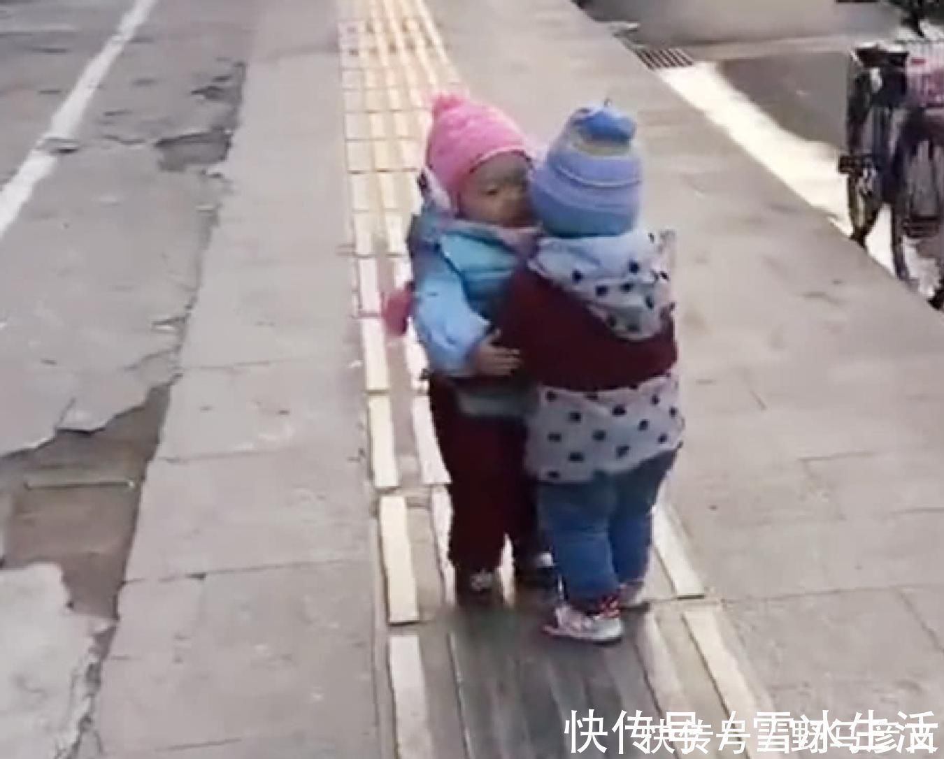 双胞胎|龙凤胎宝宝第一次相见,彼此相拥而抱时,把妈妈瞧泪目