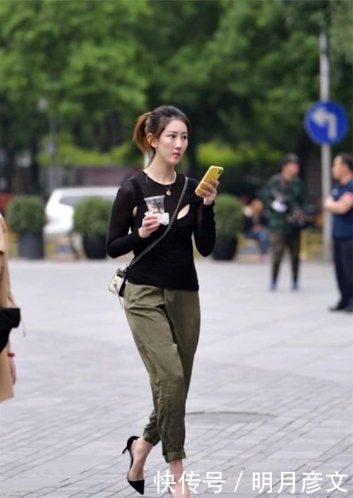 墨绿色休闲裤搭配针织衫,穿起来显瘦显气质