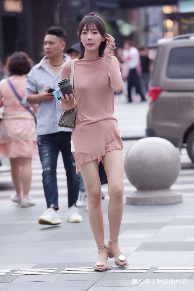 高跟鞋 想要打造简约个性风,快试试短裤穿搭,舒适又显气质