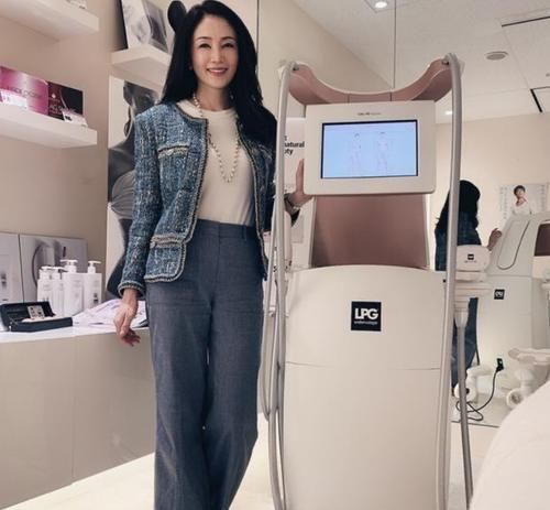 成就|日本53岁阿姨荣获选美冠军,被小24岁男友倒追,这项运动成就了她