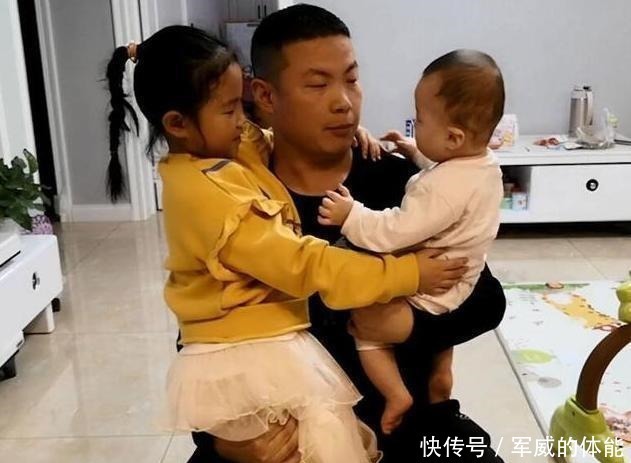 宝妈|宝爸抱起二胎弟弟,大女儿的一句话,宝妈听到后忍不住心酸!