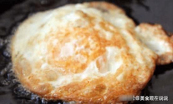 煎荷包蛋直接下锅就“废”了，难怪不圆嫩还粘锅，快学学正确做法