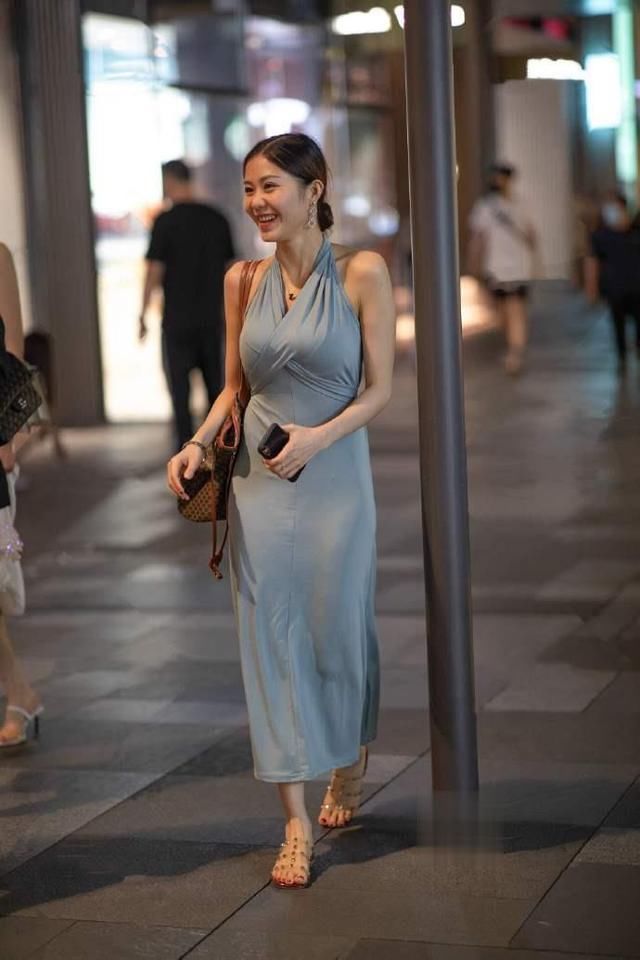 小姐姐这条裙子面料,像极了抹布,还穿出晚礼服的感觉,也是神奇