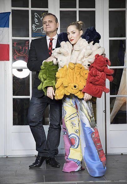 LV又出奇葩新品：挂了14个娃娃的毛衣卖五万