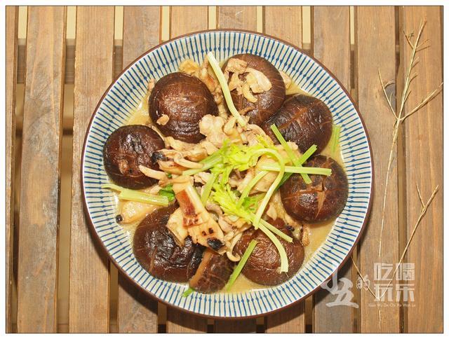 跟着张新民老师学做菜,香菇墨鱼焖鸡肉,香浓入味好下饭