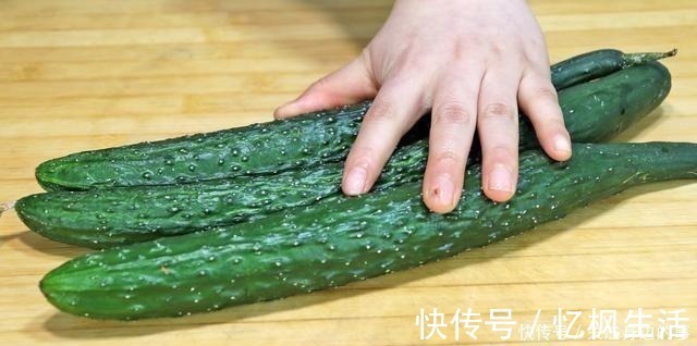 辣椒油|太香了,这才是黄瓜最好吃的做法,不炒也不腌,营养开胃又解馋!