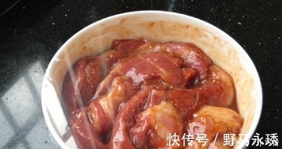 红烧肉|媳妇把整块五花肉放进电饭煲，半个小时后比烤肉还香，家人抢着吃