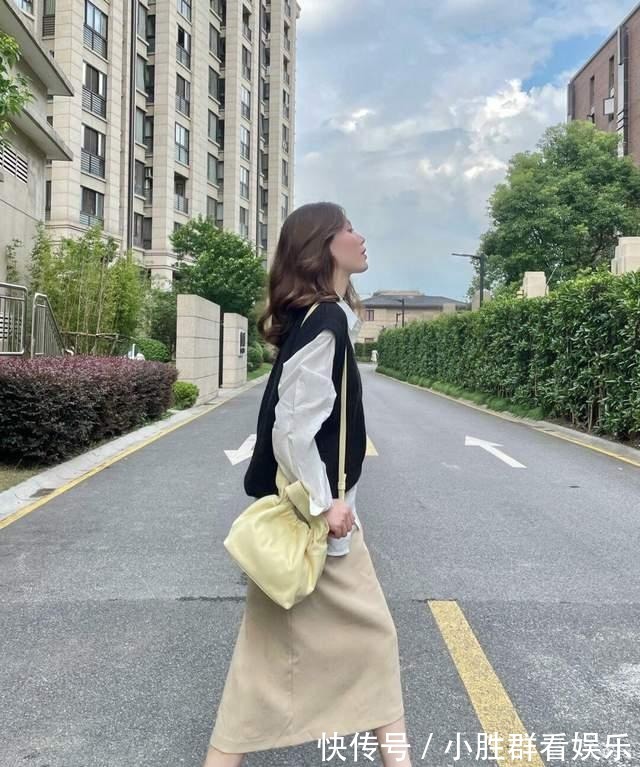 马甲 想显高显瘦不如试一下叠穿，毛衣马甲配白色衬衫和半身裙，超洋气