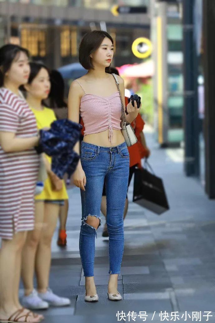 搭配 条纹长袖衬衫经典大方,重点是不会挑人穿,结合休闲的元素