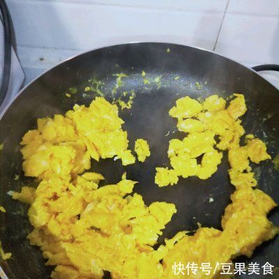 这道家喻户晓的蒜苗炒鸡蛋是怎么做的呢？