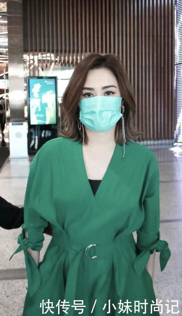 v领|阿娇“发胖”后美出圈，一袭绿色连衣裙气质惊艳，换别人就土气了