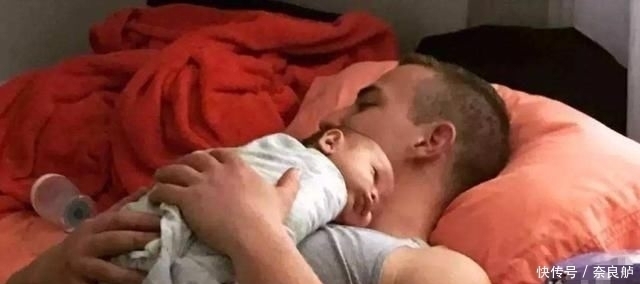 睡觉时|一家四口“睡觉照”走红,网友调侃父母是真爱,孩子是意外