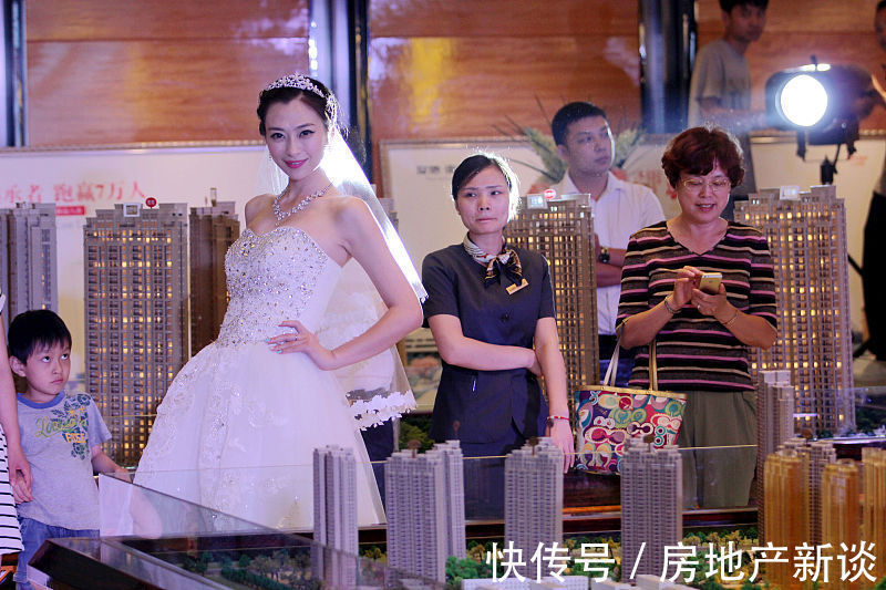 买房|100万贷款买房和100万存银行租房,10年后哪种选择生活更滋润?