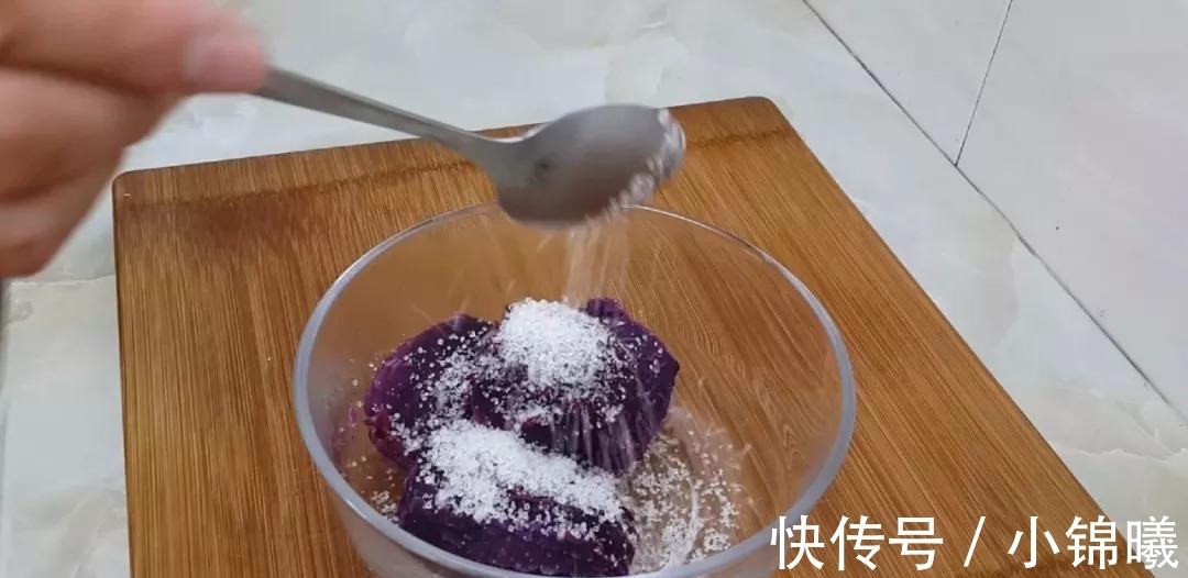 面团|1斤面粉, 4个紫薯, 不用一滴水, 平底锅做的小面包, 边吃边流口水